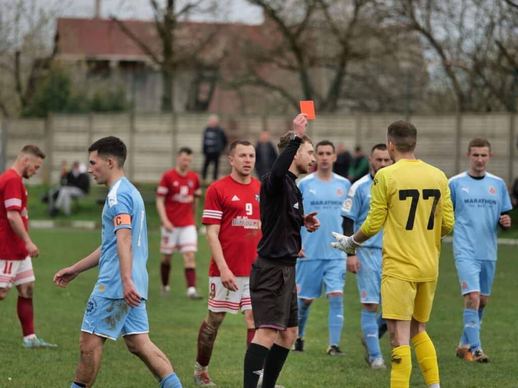 Voetballer legt aan voor een beslissende strafschop tijdens een penaltyserie