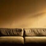 Woonkamer met slimme thermostaat en LED-verlichting als voorbeeld van energiezuinig wonen