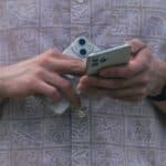 Persoon gebruikt smartphone met slimme AI-assistent in het dagelijks leven