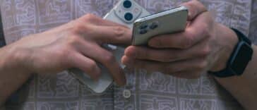 Persoon gebruikt smartphone met slimme AI-assistent in het dagelijks leven