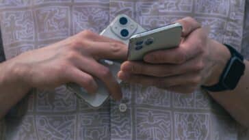 Persoon gebruikt smartphone met slimme AI-assistent in het dagelijks leven