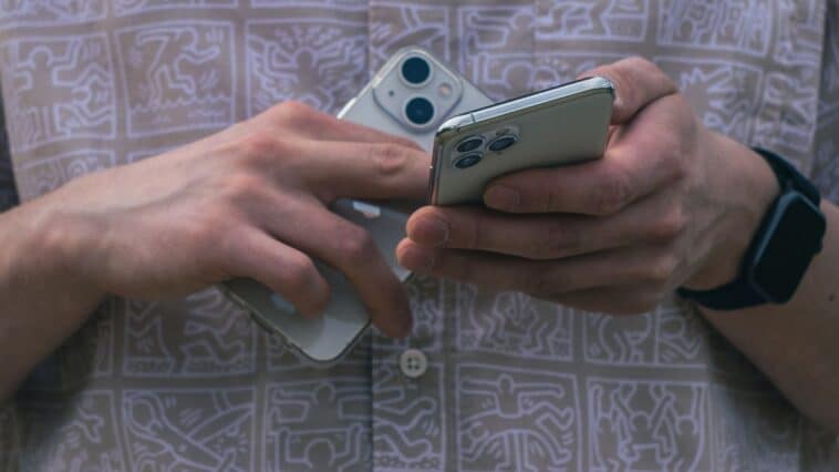 Persoon gebruikt smartphone met slimme AI-assistent in het dagelijks leven