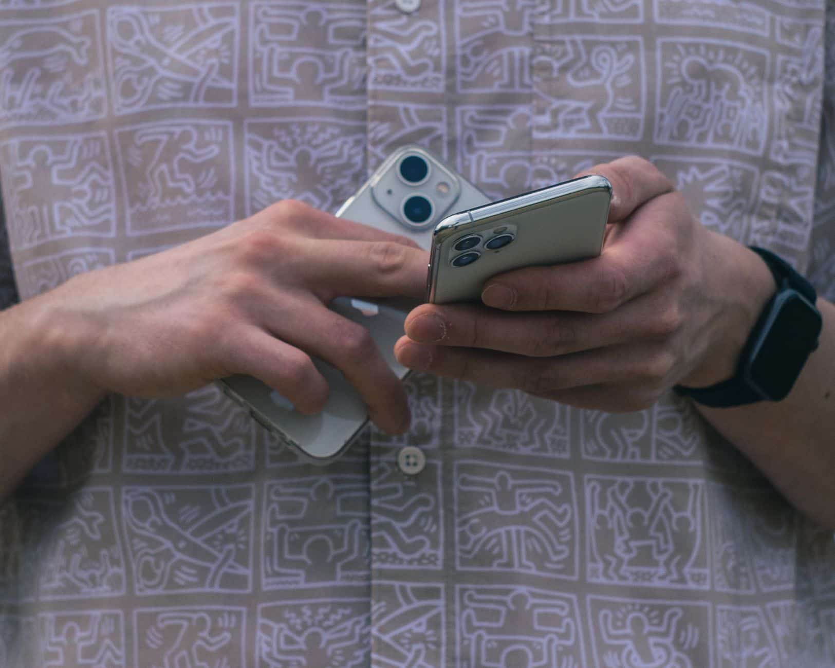 Persoon gebruikt smartphone met slimme AI-assistent in het dagelijks leven