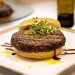 Peperdure luxe hamburger met bladgoud en kaviaar