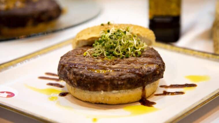 Peperdure luxe hamburger met bladgoud en kaviaar