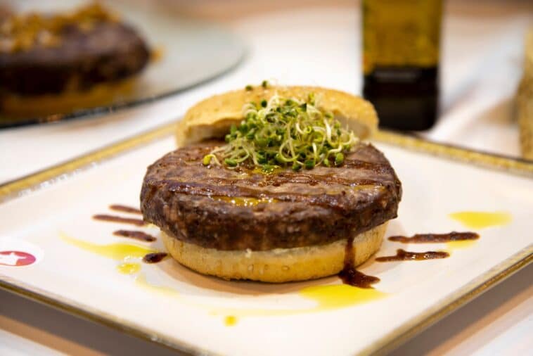 Peperdure luxe hamburger met bladgoud en kaviaar