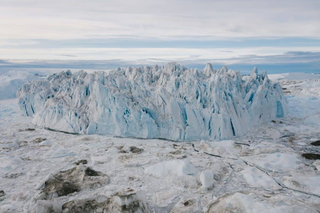 De felrode Blood Falls stroomt uit de witte Taylor-gletsjer in Antarctica