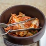 Kommen met gefermenteerd eten zoals yoghurt, zuurkool en kimchi op een houten tafel