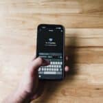 Iemand vraagt een AI-chatbot om koopadvies op een smartphone