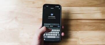 Iemand vraagt een AI-chatbot om koopadvies op een smartphone