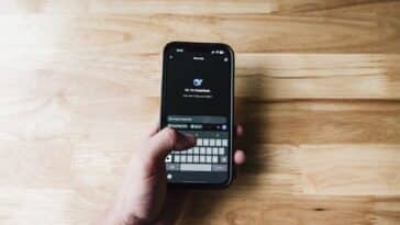 Iemand vraagt een AI-chatbot om koopadvies op een smartphone