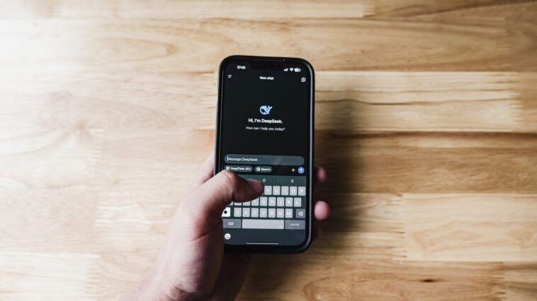 Iemand vraagt een AI-chatbot om koopadvies op een smartphone