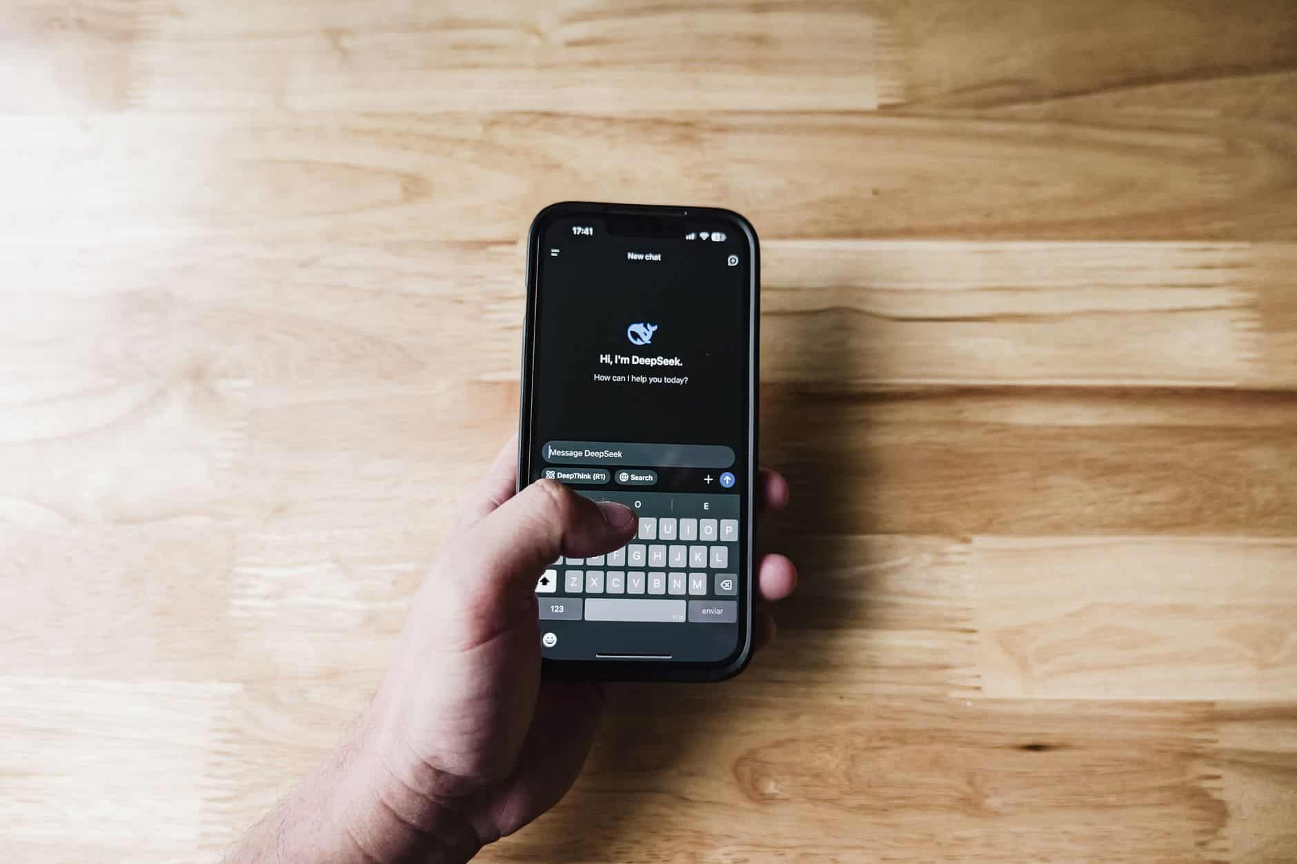 Iemand vraagt een AI-chatbot om koopadvies op een smartphone