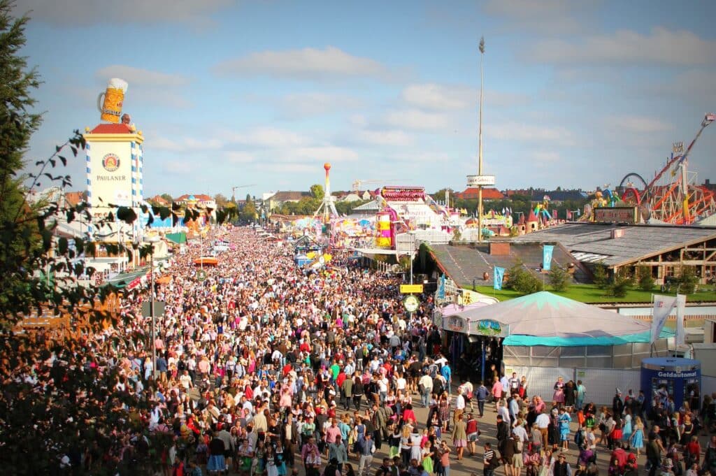 Grote menigte feestvierders op een kermis in de stad