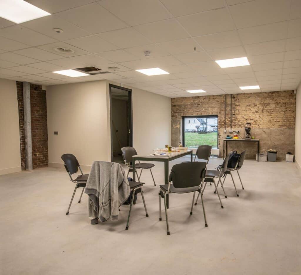 Gezamenlijke huiskamer in een geclusterd wooncomplex voor senioren