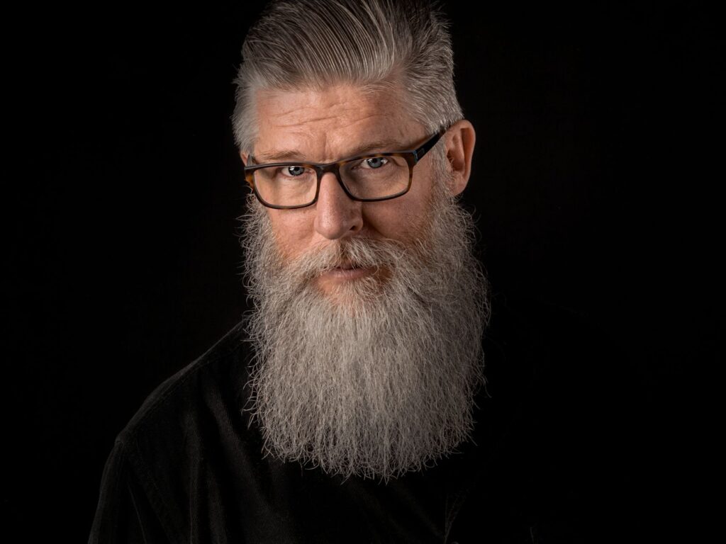 Man met een buitengewoon lange baard, verwijzend naar Hans Steininger